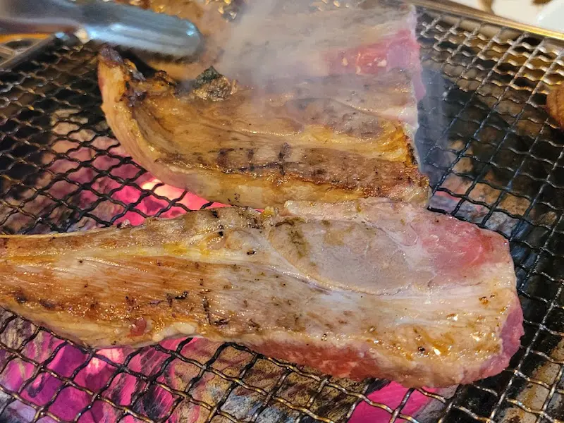 숯불 위에서 익어가는 양갈비