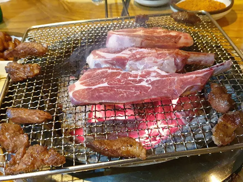 먹기 좋게 구워진 양갈비