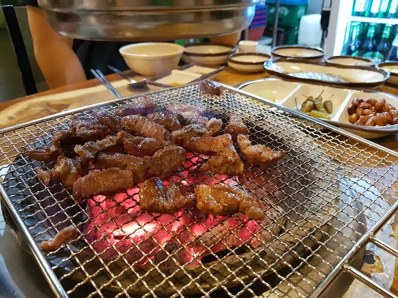 숯불 위에서 익어가는 양꼬치