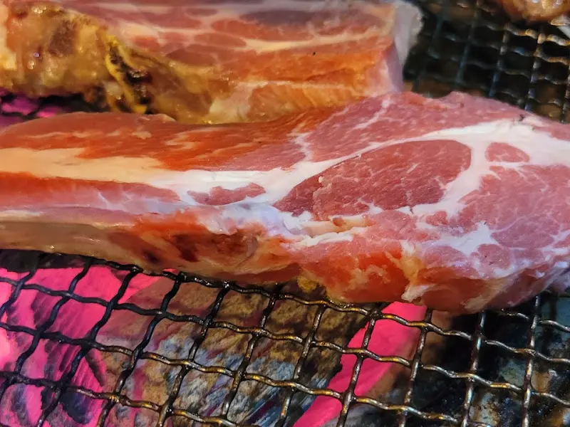 숯불 위에서 익어가는 양갈비