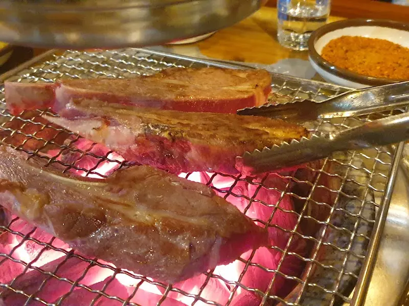 숯불 위에 올려진 양갈비