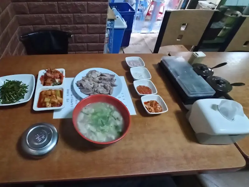 수육백반 한상차림