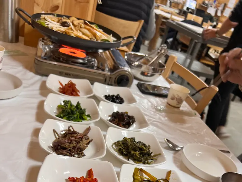 다채로운 반찬과 버섯 요리