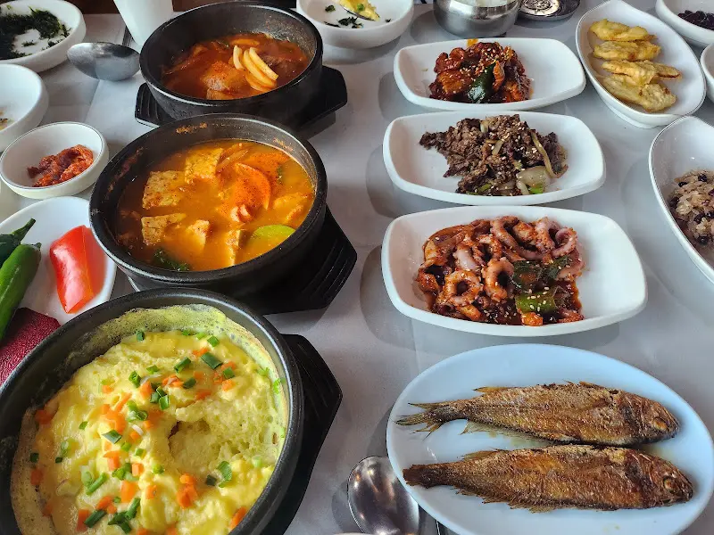 다채로운 반찬들