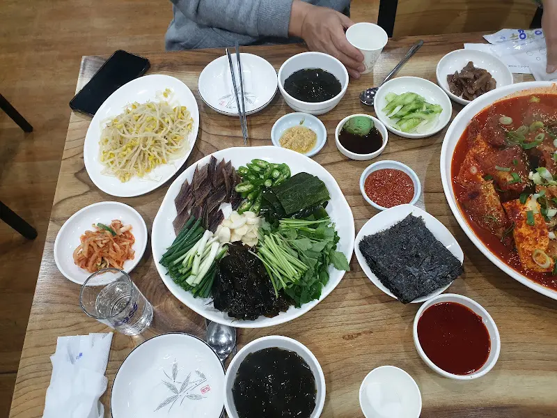 강대감 식당 밑반찬과 생선모듬찜