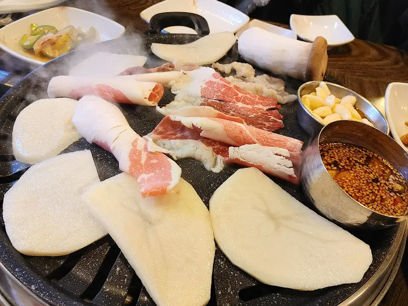 차돌박이와 대패삼겹살이 구워지는 모습