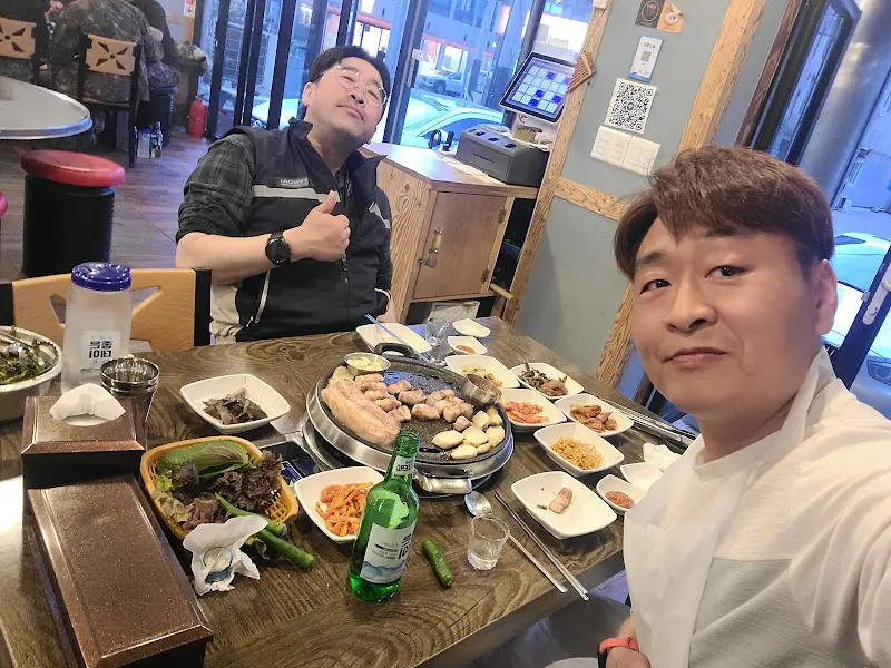 밝은 미소로 손님을 맞이하는 사장님