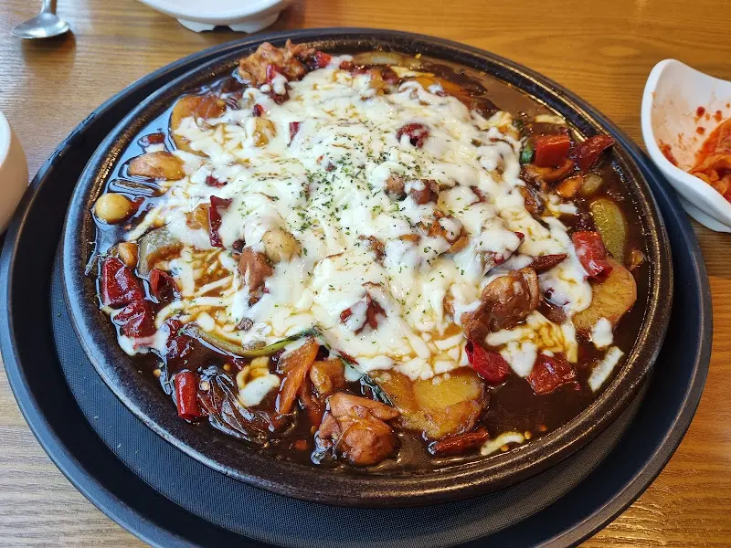 치즈 토핑 추가된 찜닭