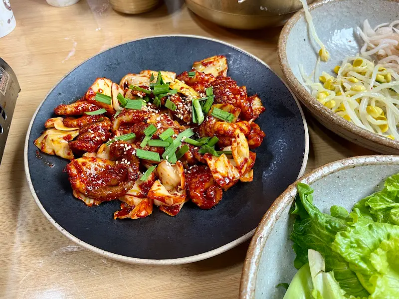 접시에 담긴 쭈꾸미