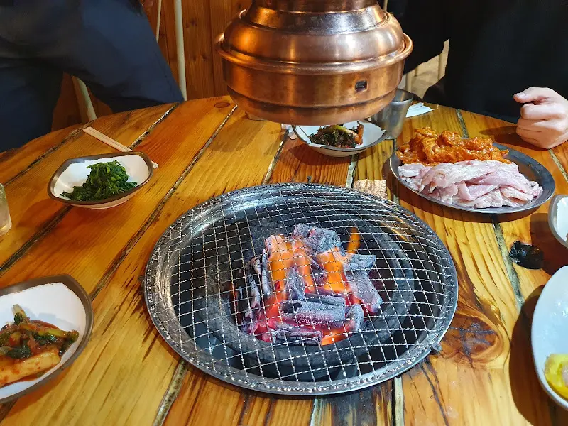 숯불 위에 올려진 닭목살과 돈미쫀득살