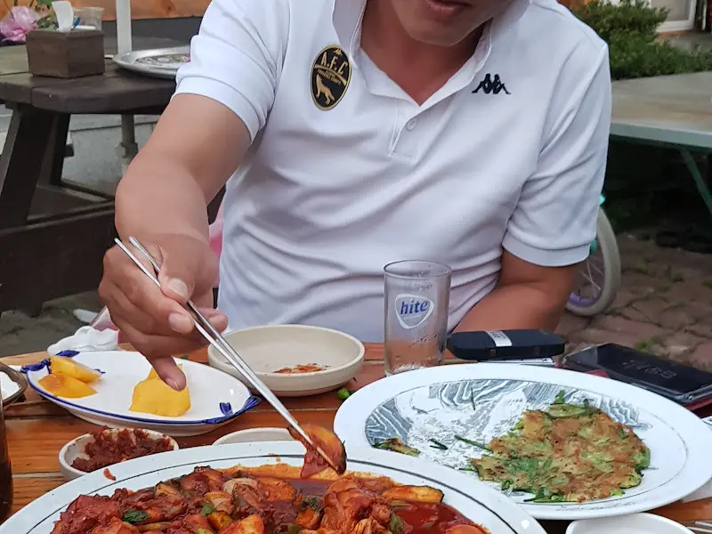 음식을 즐기는 모습