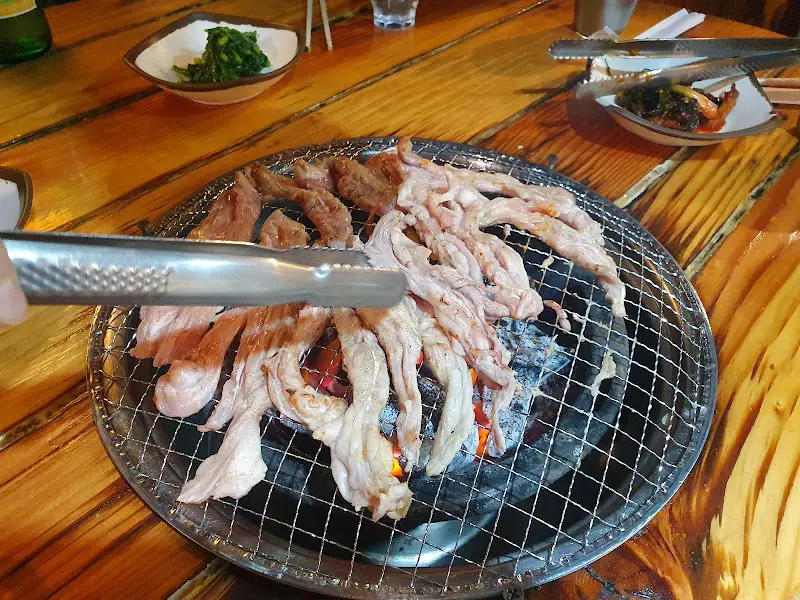 숯불 위에 올려진 닭목살