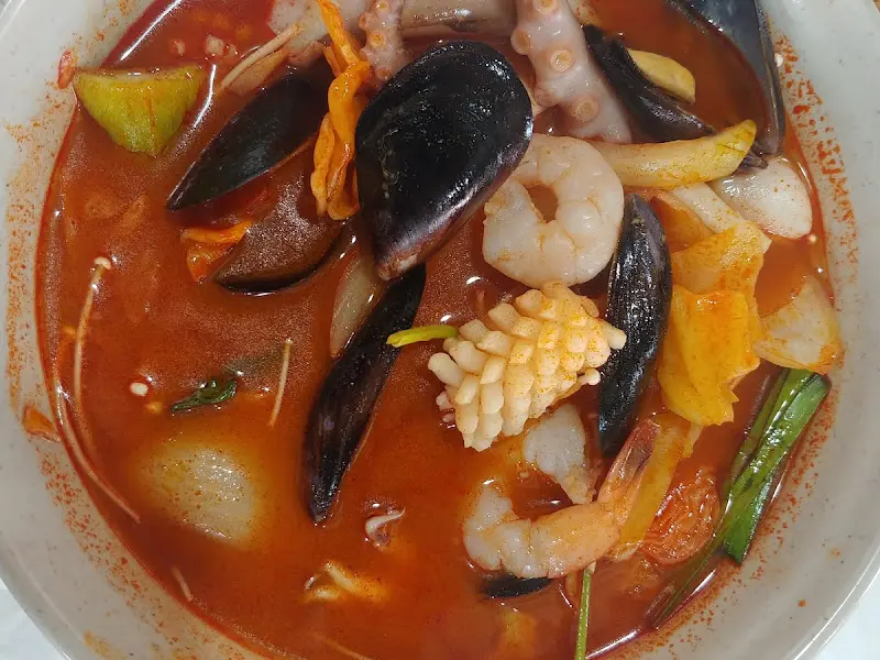 짬뽕 속 다양한 해산물