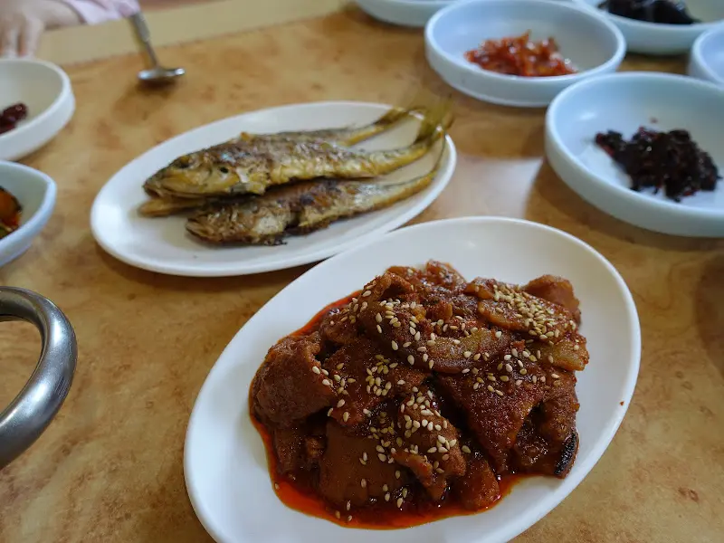 노릇하게 구워진 생선 구이