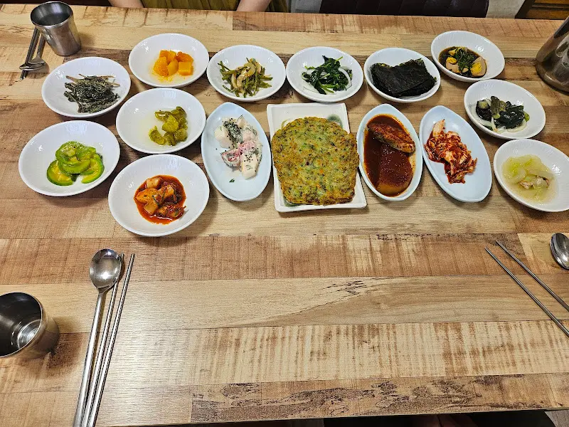 한 상 가득 차려진 반찬들