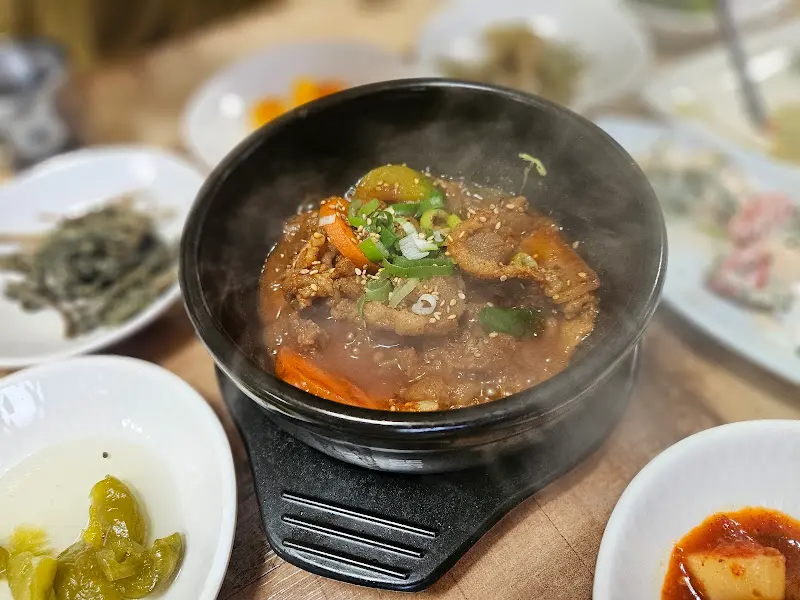 보글보글 끓고 있는 차돌 된장찌개