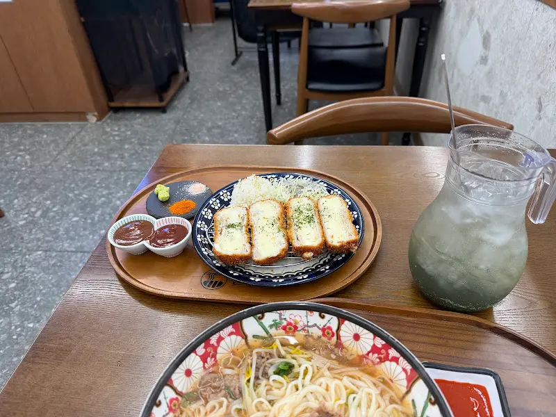 테이블에 놓인 메뉴