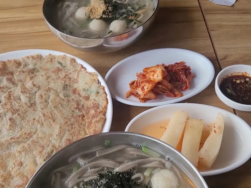 옹심이칼국수와 감자전, 김치