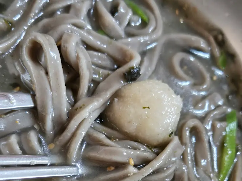 젓가락으로 옹심이를 집어 올린 모습