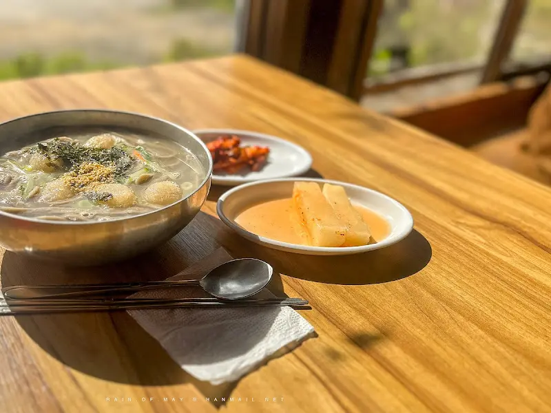 테이블에 놓인 옹심이칼국수와 김치