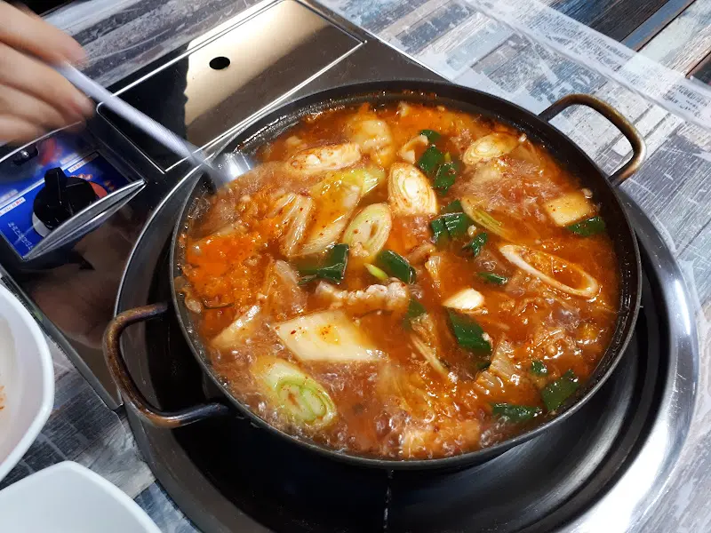 보글보글 끓는 사태찌개