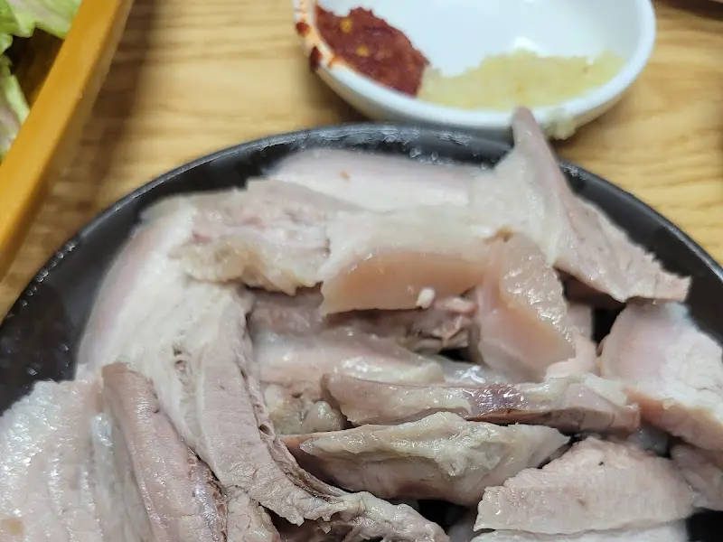 윤기가 자르르 흐르는 수육