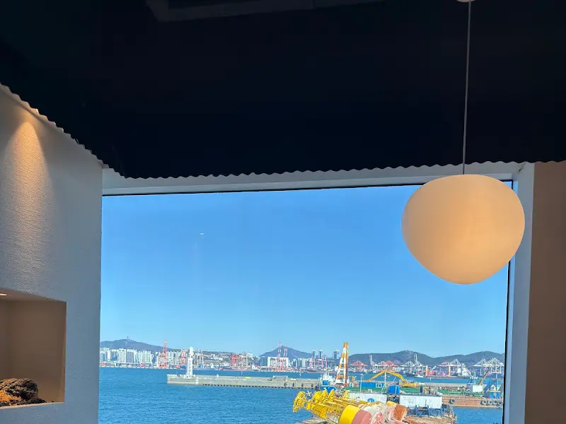 넓은 창으로 보이는 영도 바다
