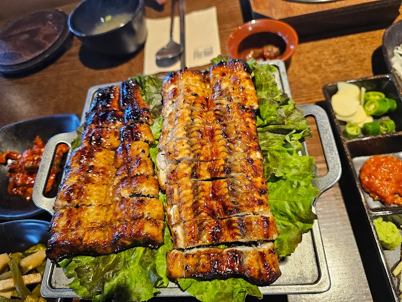 먹음직스러운 장어 숯불구이