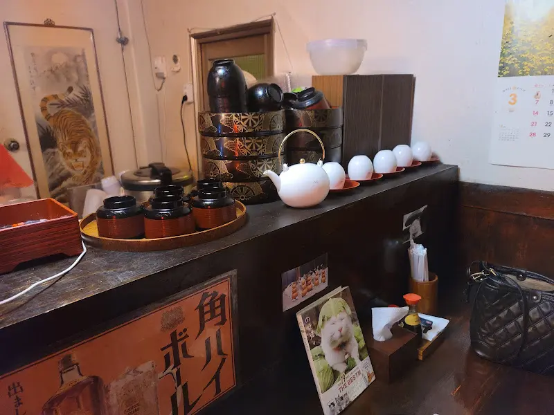 일본풍 소품으로 장식된 가게 내부