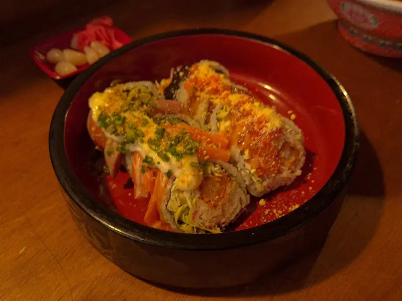 붉은 그릇에 담긴 롤