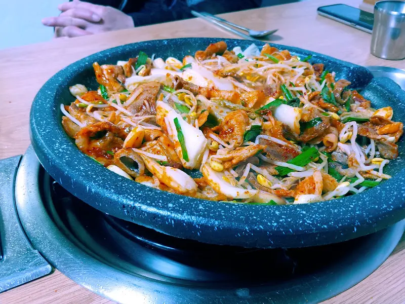 돌판 위에 지글거리는 한돈 양념구이