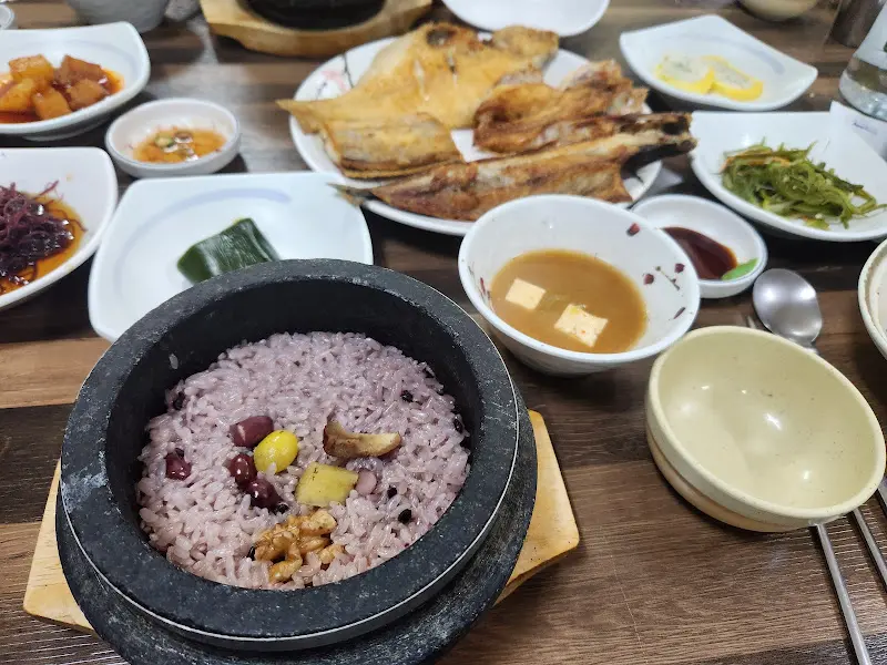 돌솥밥과 밑반찬, 생선구이