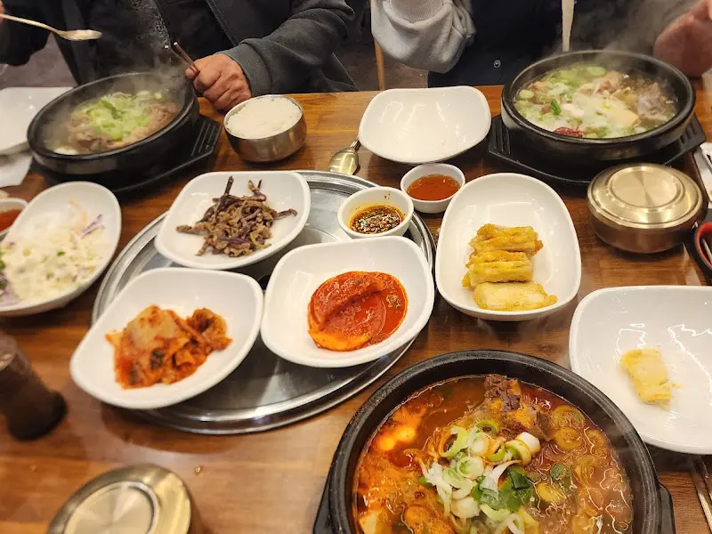 갈비탕과 밑반찬 한상차림