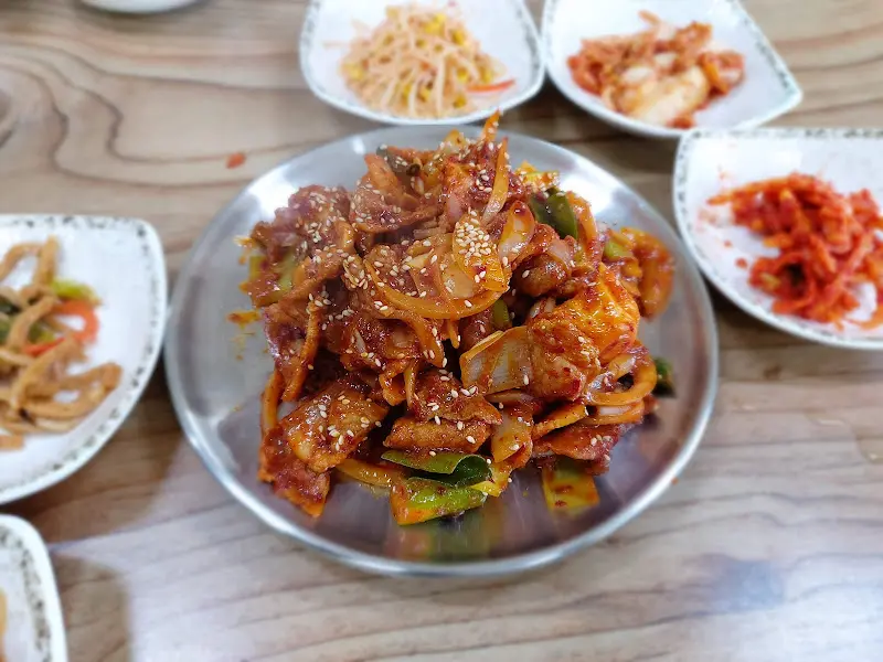 윤기가 자르르 흐르는 제육볶음