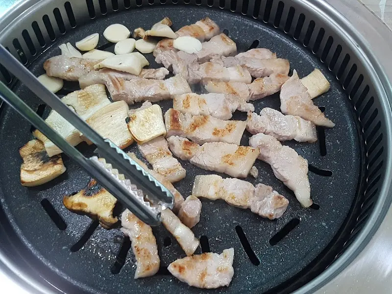 불판 위에서 익어가는 흑돼지