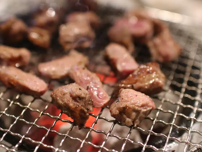 숯불 위에서 익어가는 갈매기살