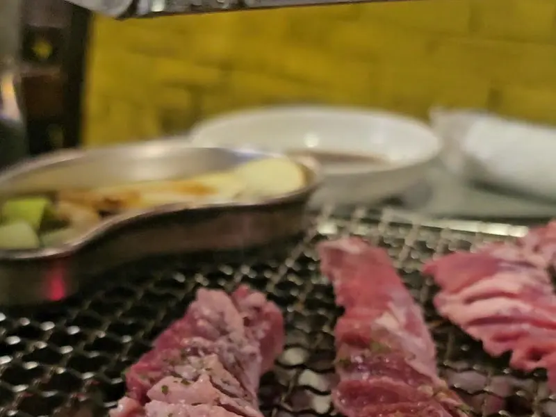 숯불 위에서 구워지는 통 대파 갈매기살