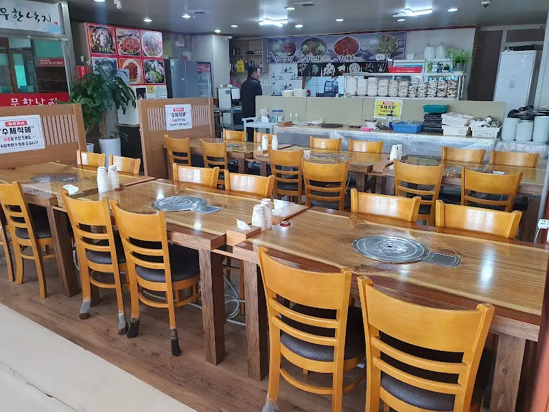 무한낙지 넓은 홀 내부