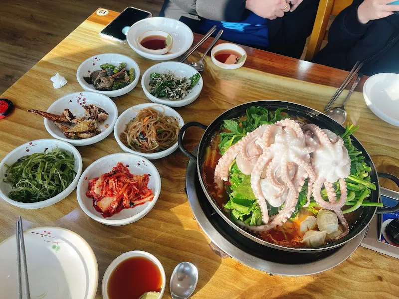 무한낙지 산낙지갈비전골 한상차림