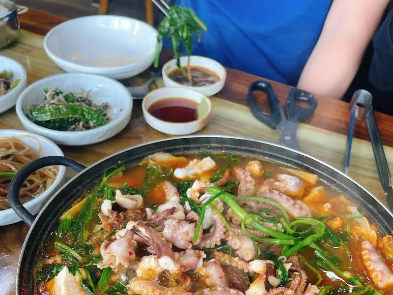 무한낙지 산낙지갈비전골 낙지 손질