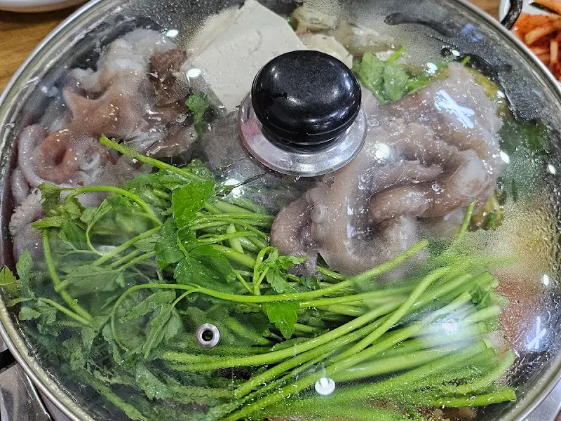 무한낙지 끓고 있는 산낙지갈비전골