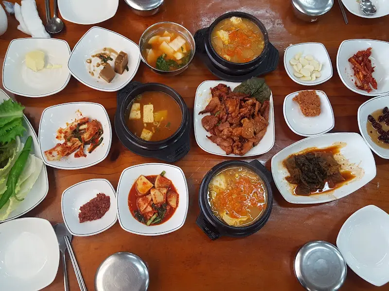 푸짐하게 차려진 숯불구이 쌈밥 한 상