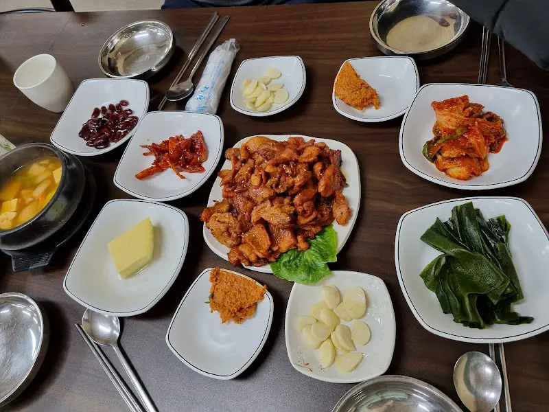 푸짐한 쌈 채소와 반찬