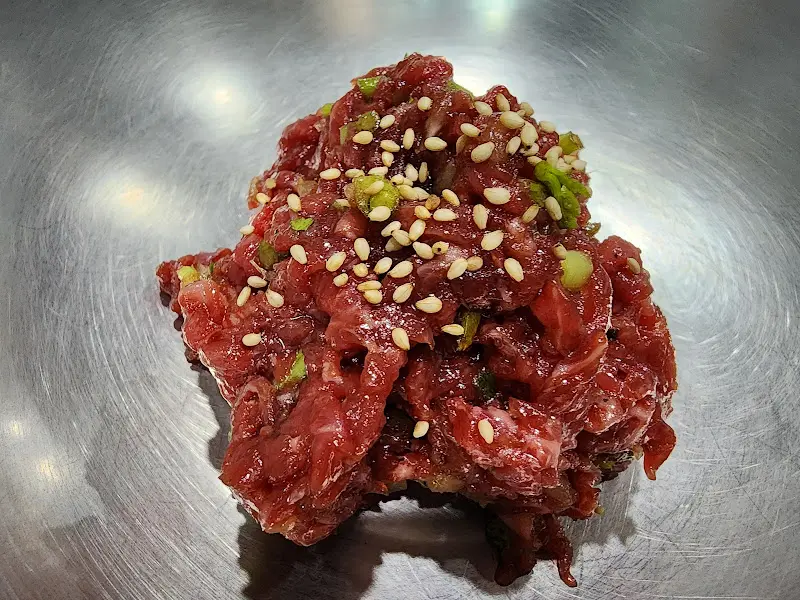 윤기가 흐르는 육회의 모습