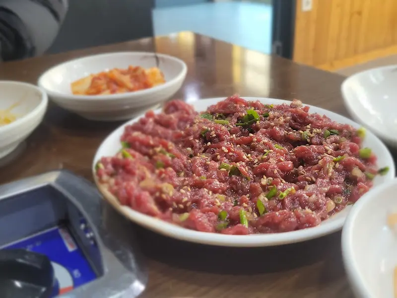 화평대군에서 맛있는 식사를 즐기는 사람들