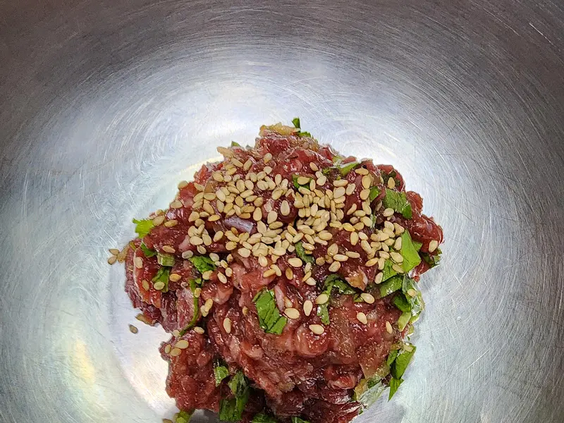 육회에 깨가 뿌려진 모습