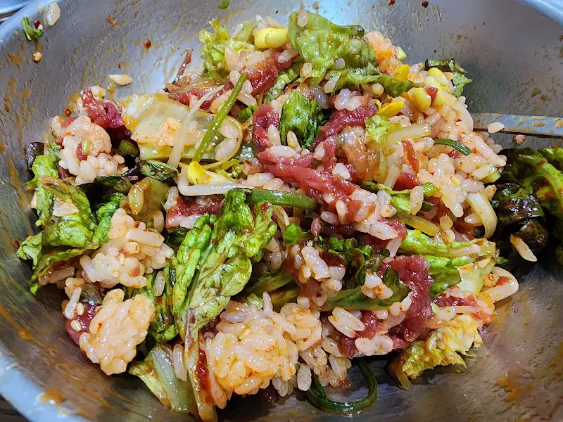 육회비빔밥을 비빈 후의 모습