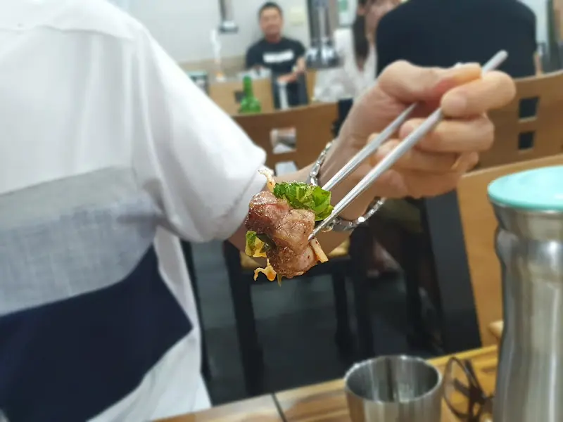 싱싱한 쌈 채소에 싸 먹는 흑돼지 근고기