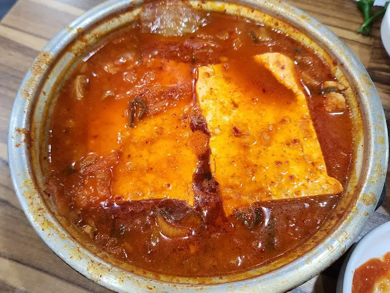 두부와 돼지고기가 듬뿍 들어간 김치찌개
