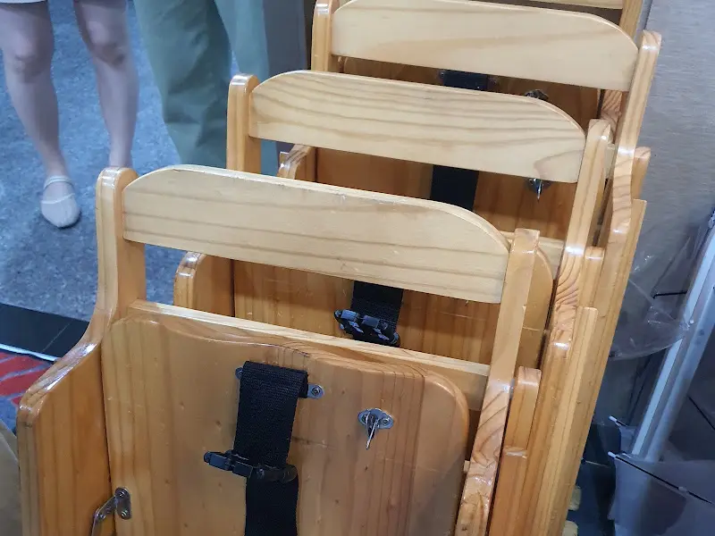 아이들을 위한 나무 의자